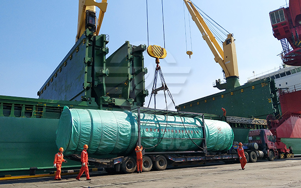 低溫污泥烘干設(shè)備吊裝現(xiàn)場 低溫污泥烘干設(shè)備吊裝現(xiàn)場